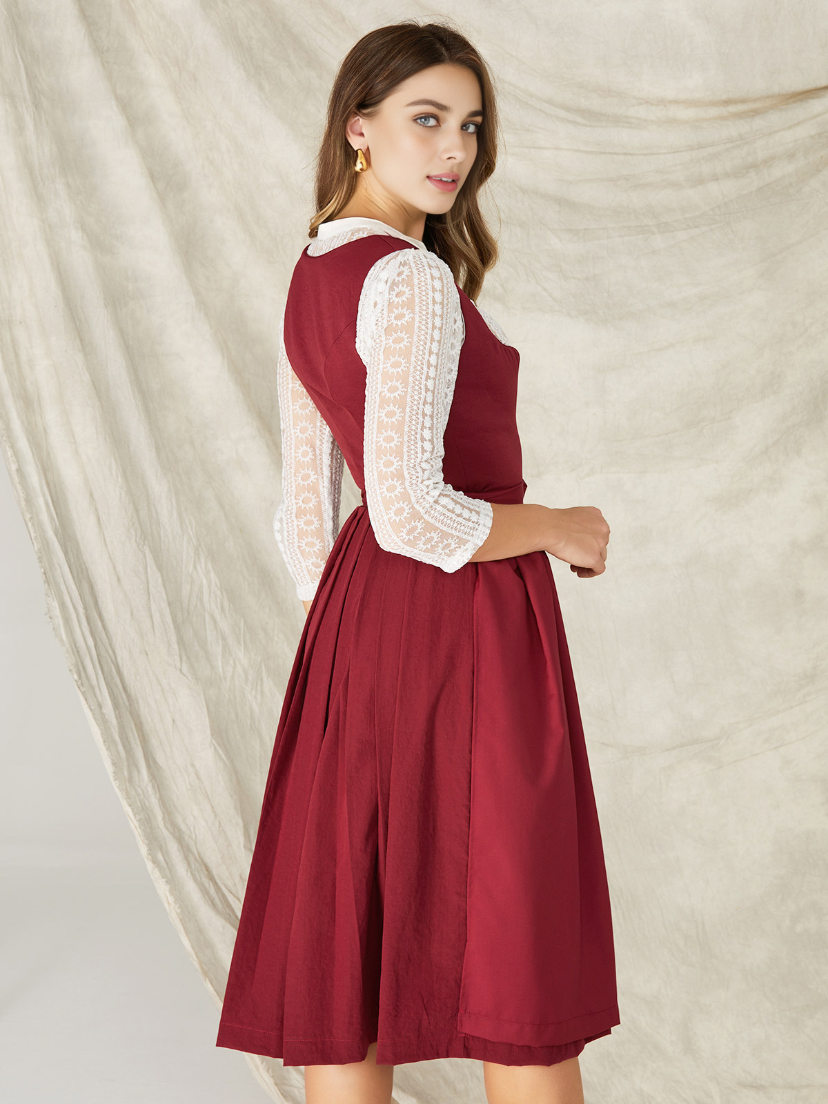 Ehreer Dirndl in Rot – ein Blickfang für jedes Fest