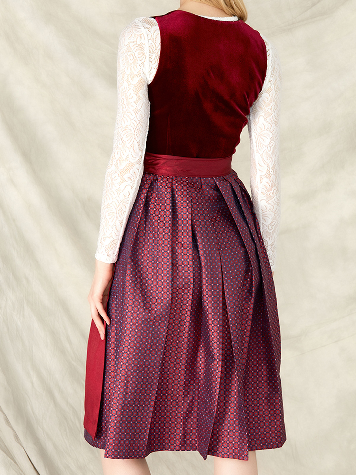 Dirndl Dunkelrot – Eleganz in tiefem Rot