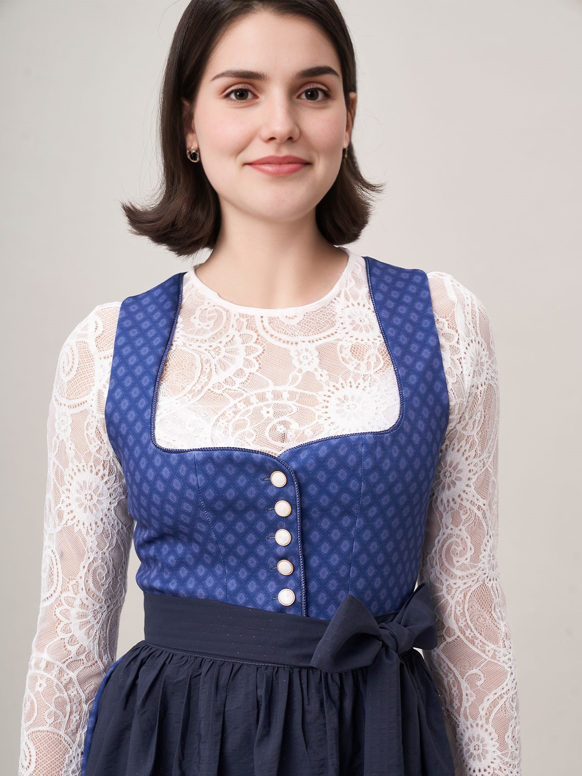 Dirndl in Blau mit traditioneller Stickerei