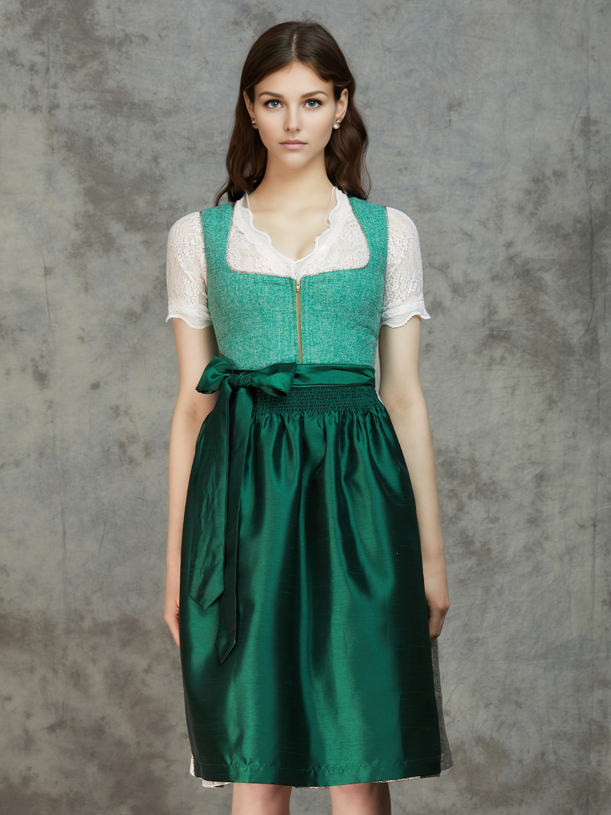 Braunes Dirndl mit blauer Schürze