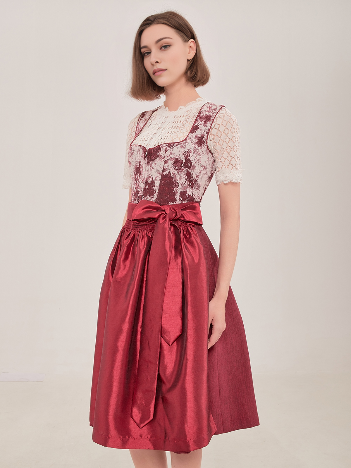 Dirndl in Rot mit traditionellem Schnitt