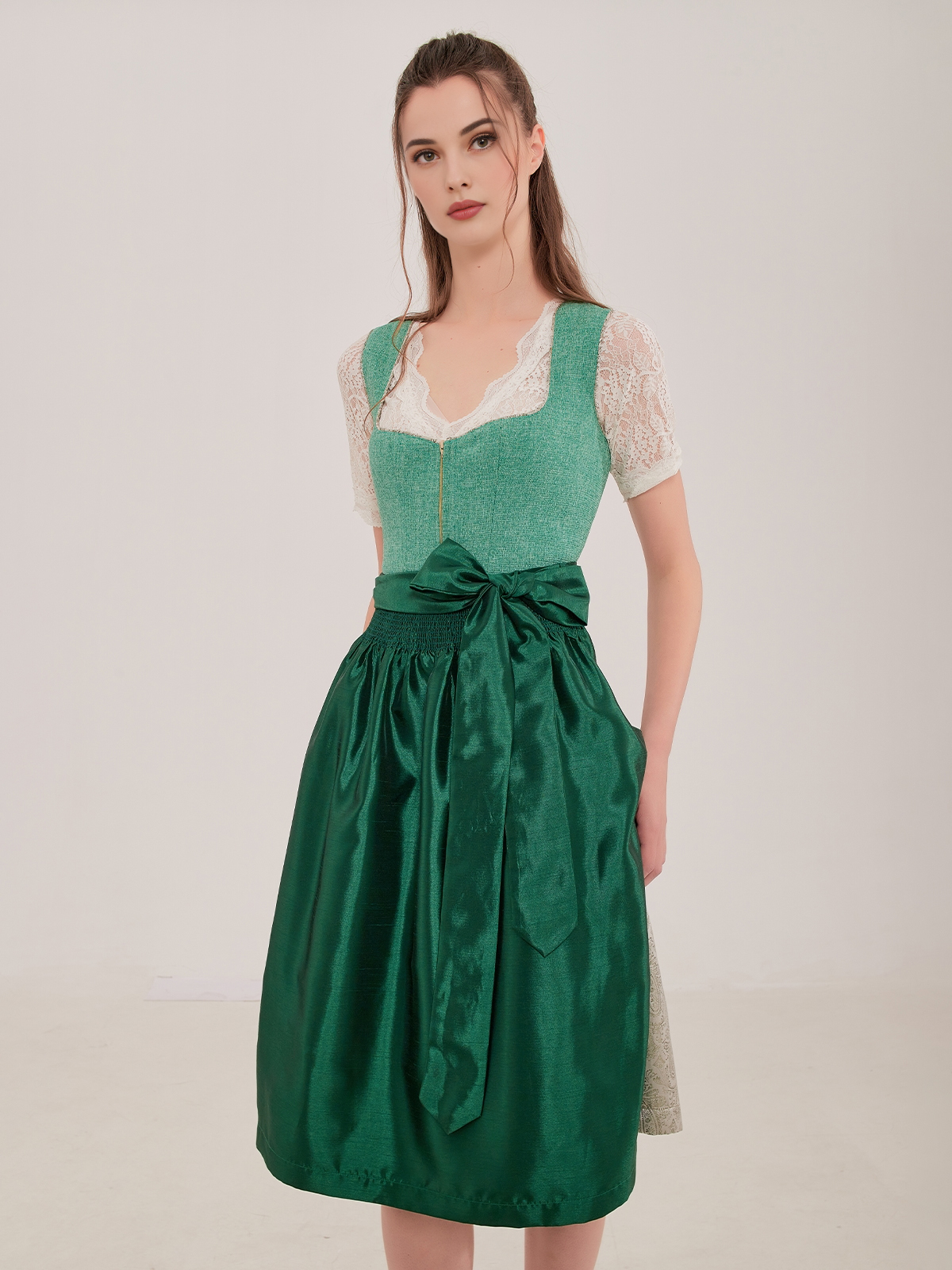 Modernes Dirndl in Blau – perfekt für den urbanen Look