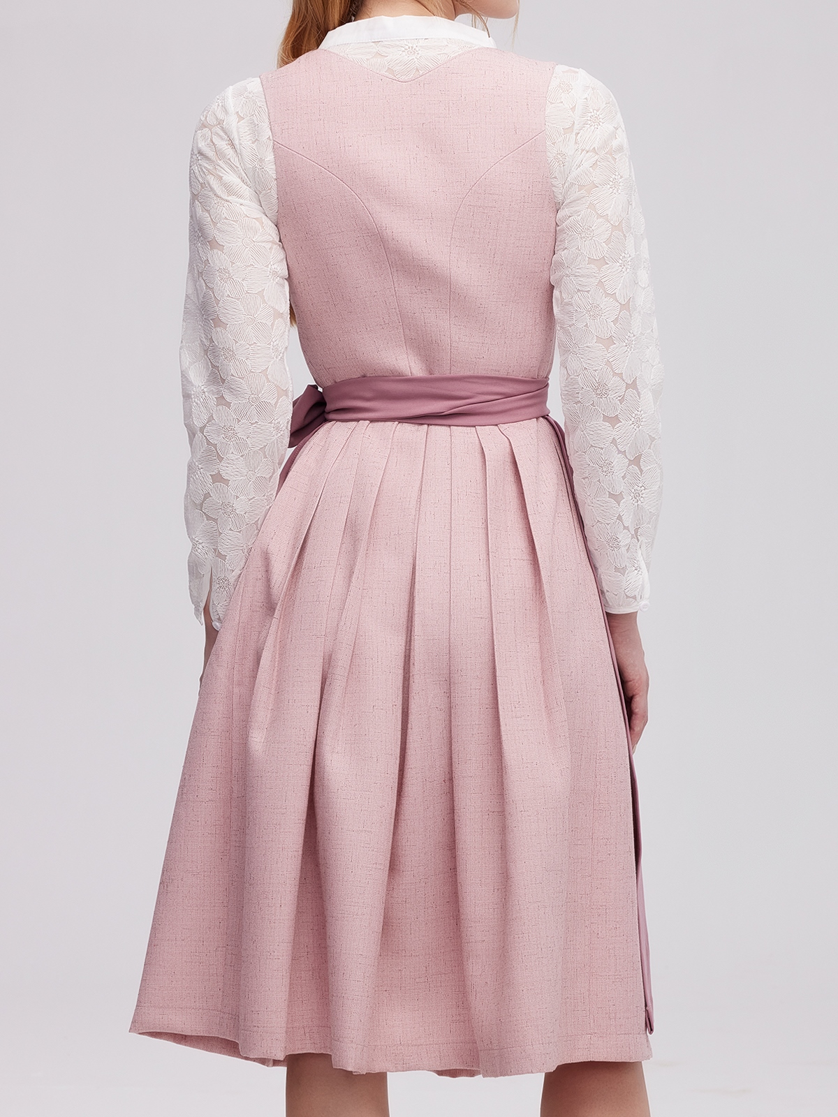 Ein rosa Ja Mei Dirndl mit Spitzenbesatz – feminin und festlich