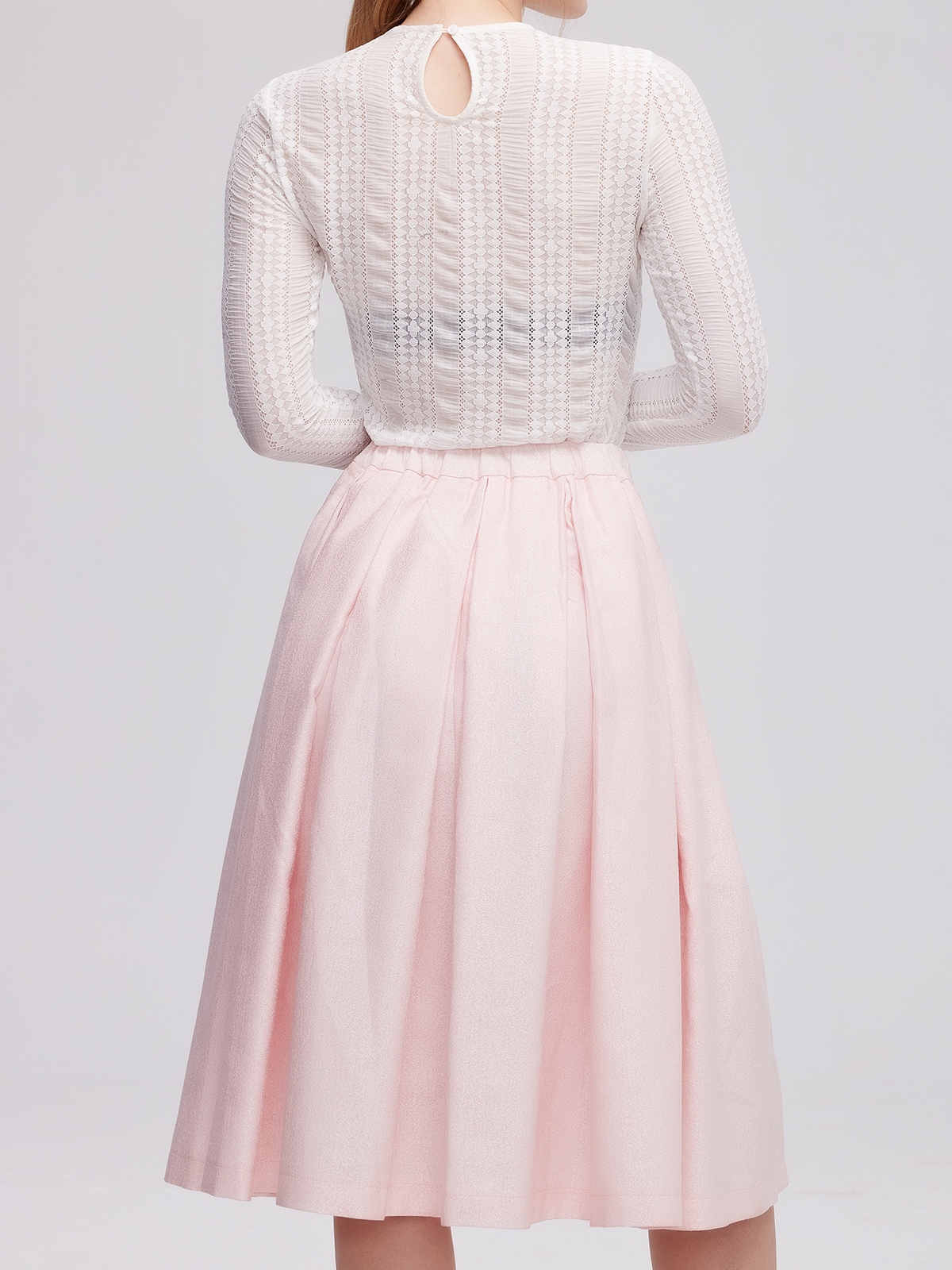Ein elegantes rotes Samtdirndl bei einer Hochzeit