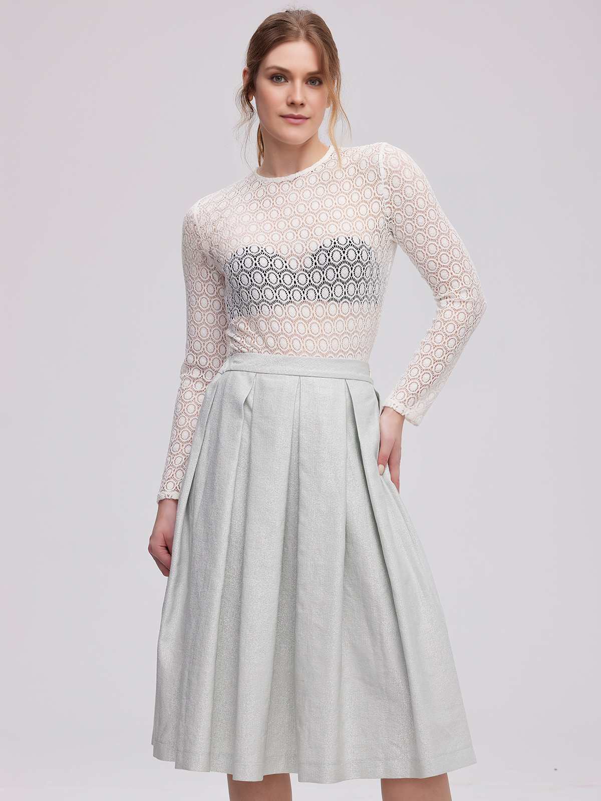 Modernes Dirndl mit Herzausschnitt