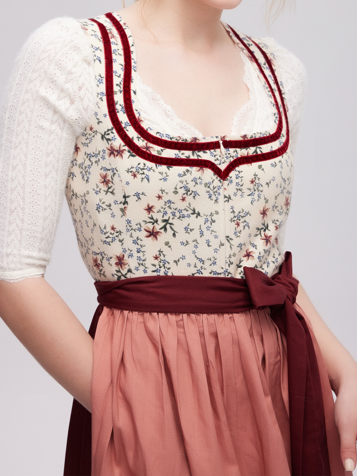 Dirndl in Rot mit V-Ausschnitt Bluse