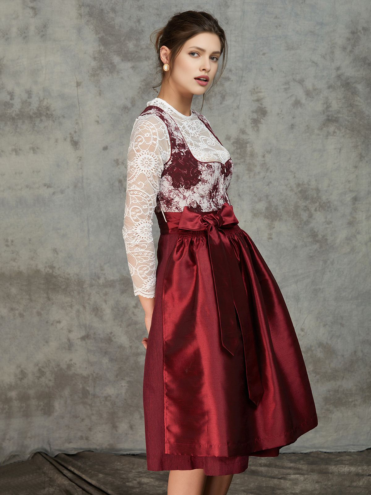 Dirndl in Rot mit floraler Schürze