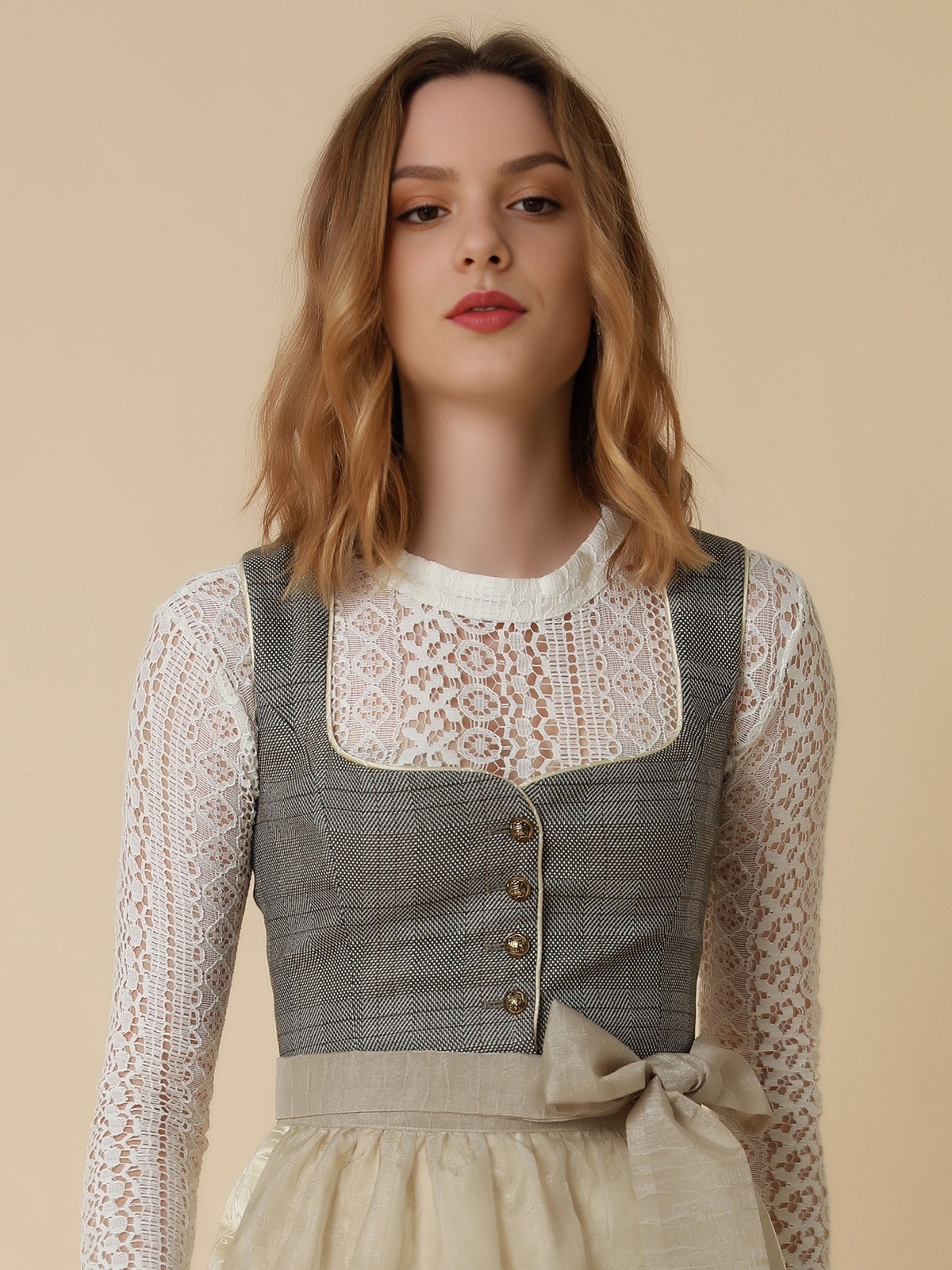 Ein grauer Ehreer Dirndl mit modernem Schnitt