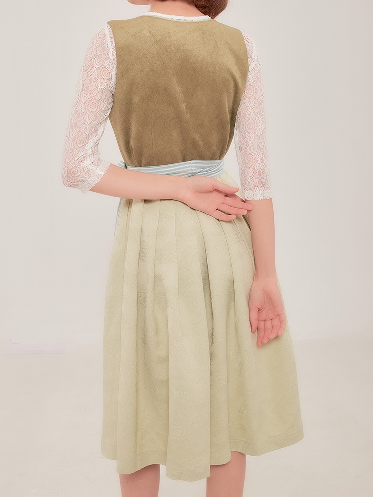 Dunkelblaues Samt-Dirndl mit eleganter Taillenbetonung