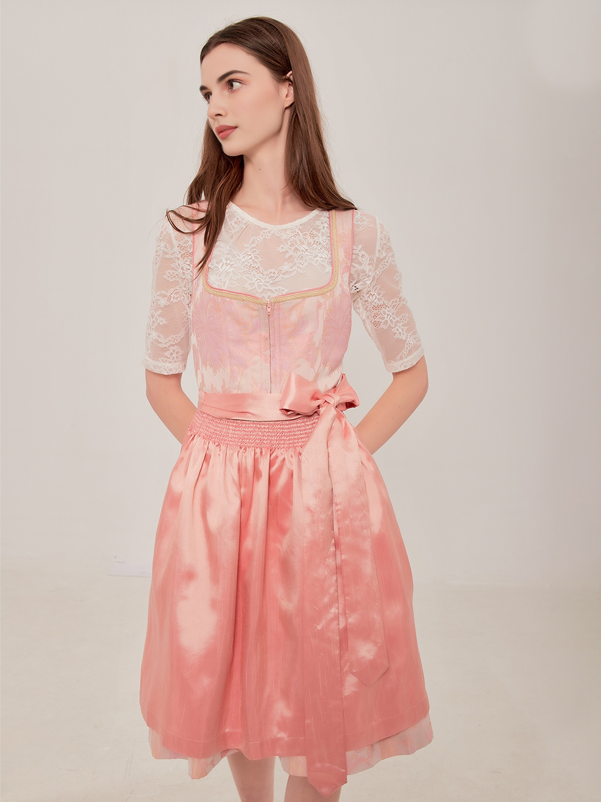 Dirndl in zartem Beige mit natürlichem Leinen-Charme