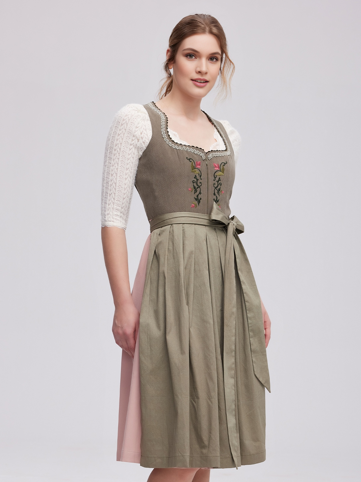 Ein grünes Dirndl mit floralen Details