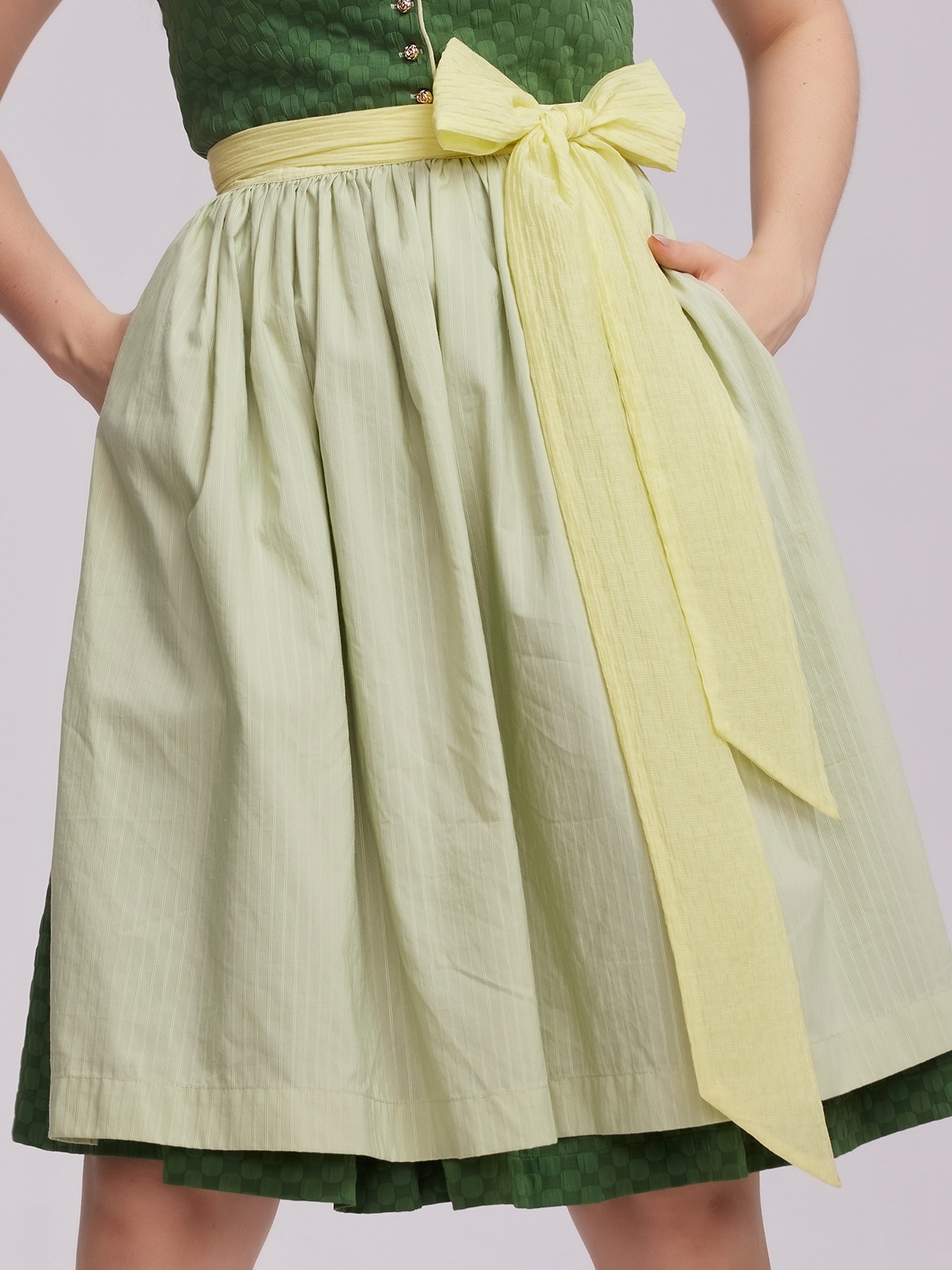Modernes Dirndl Grau Rosa in urbanem Setting