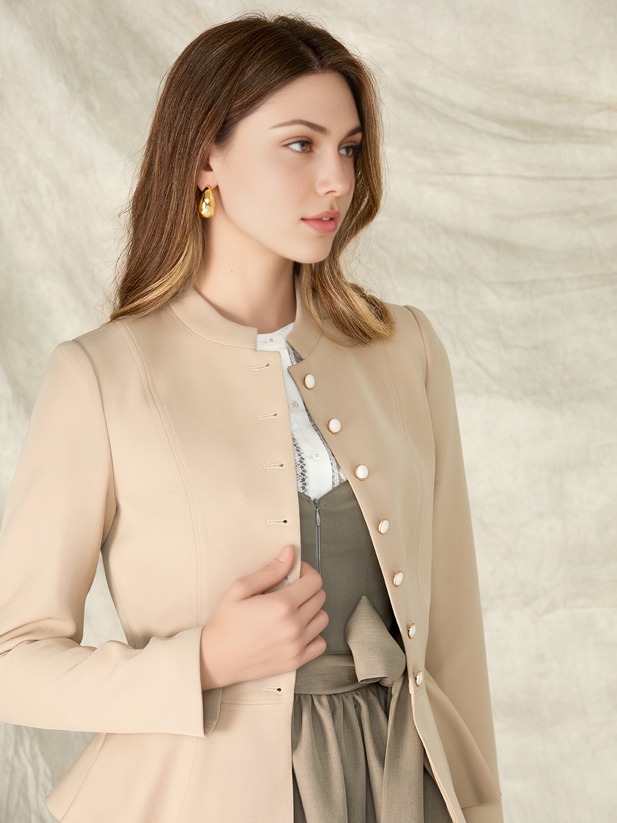 Dirndl in Braun mit modernem Schnitt