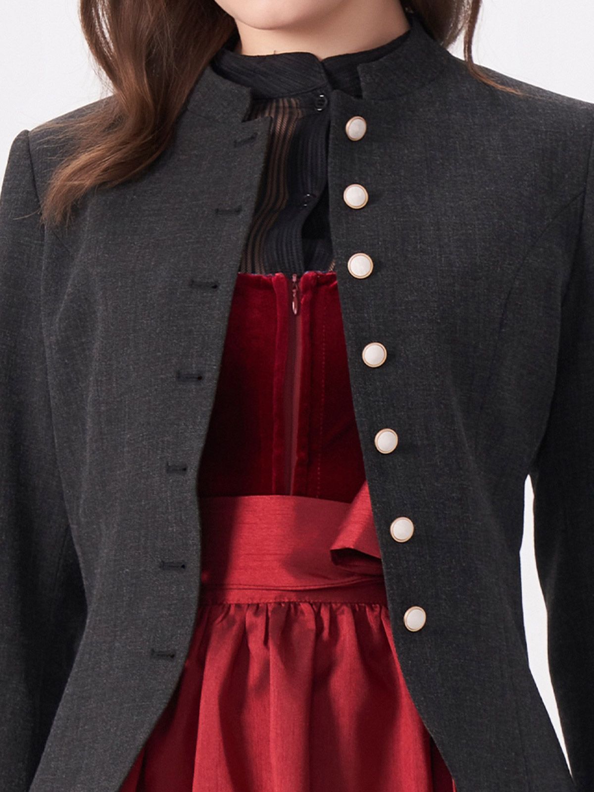 Dirndl mit schwarzer Jacke – ein moderner Twist auf traditionelle Tracht