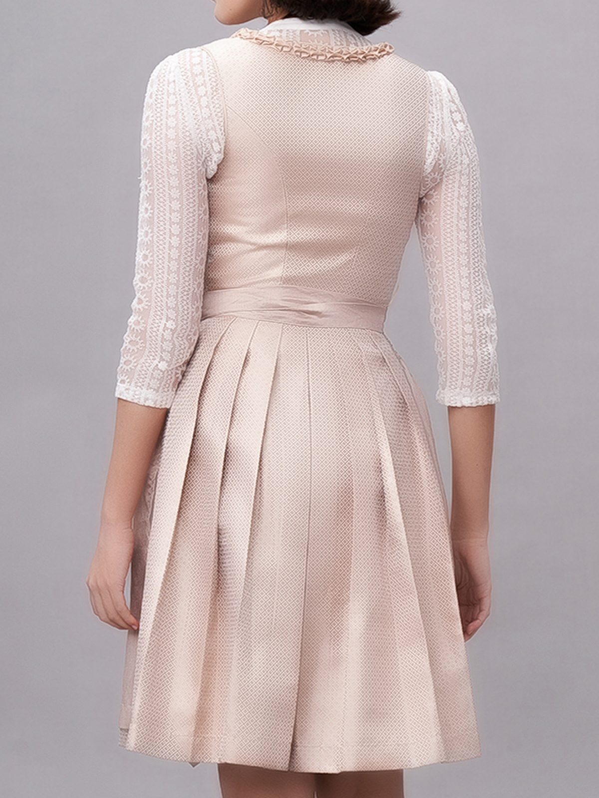 Beige Ehreer Dirndl – elegant und vielseitig