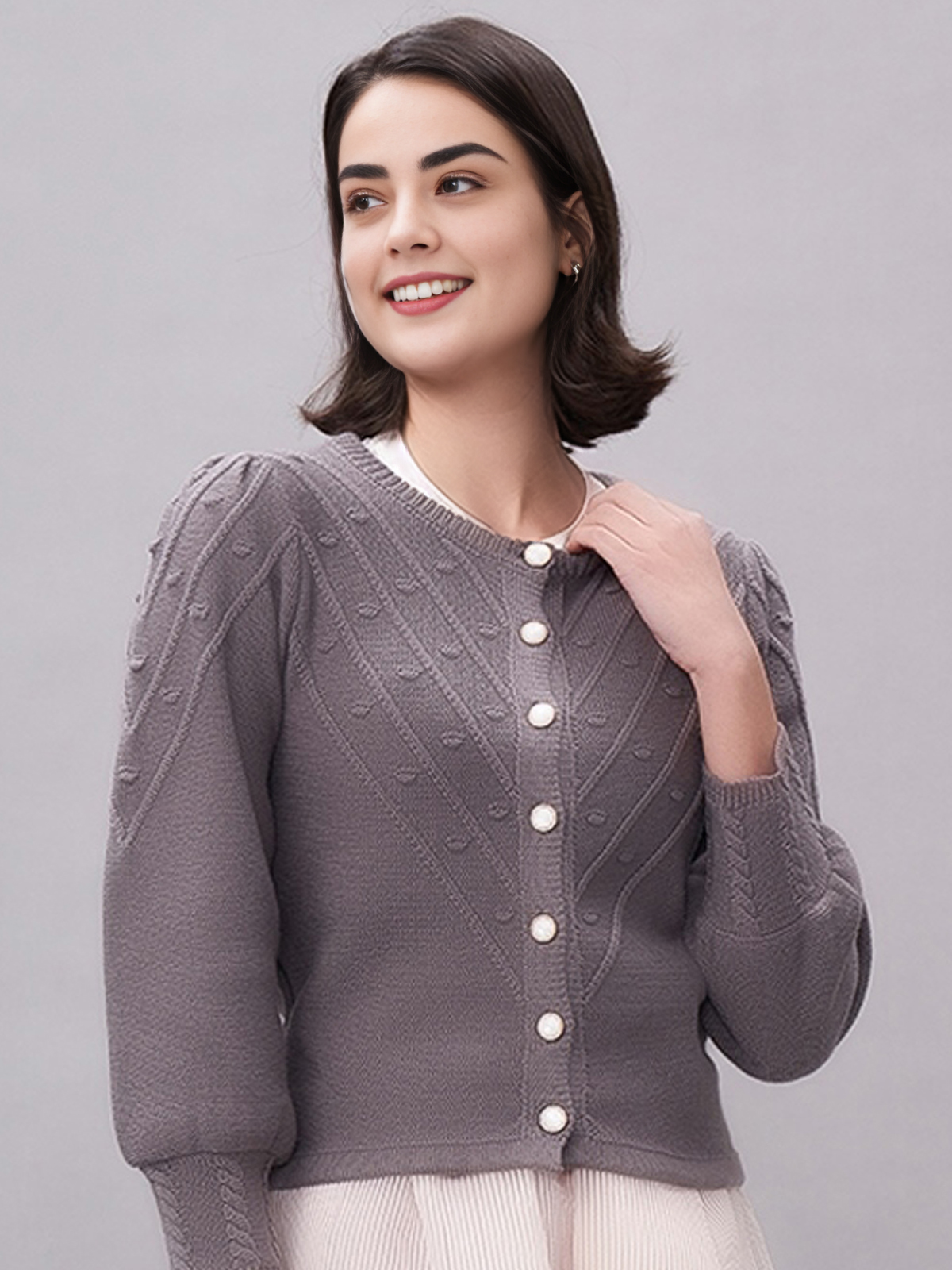 Modernes Dirndl in Grau – perfekt für den urbanen Look