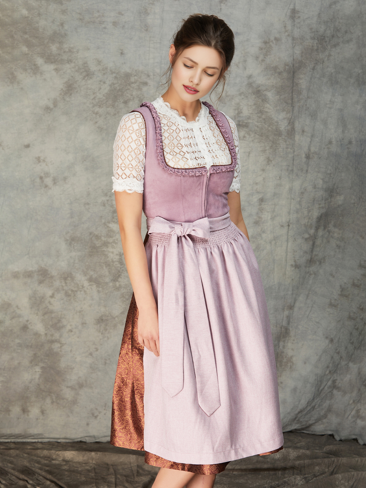 Modernes lila Dirndl mit raffiniertem Schnitt