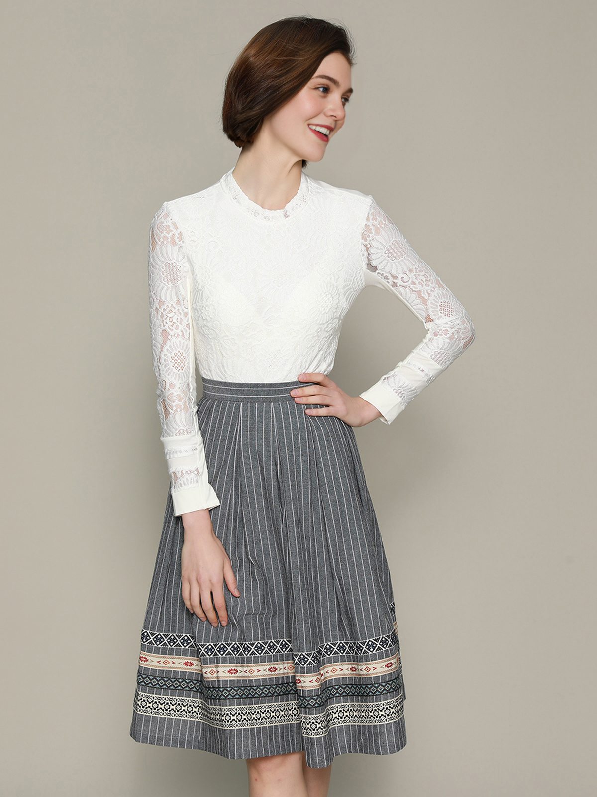Modernes schwarzes Dirndl mit eleganter Silhouette