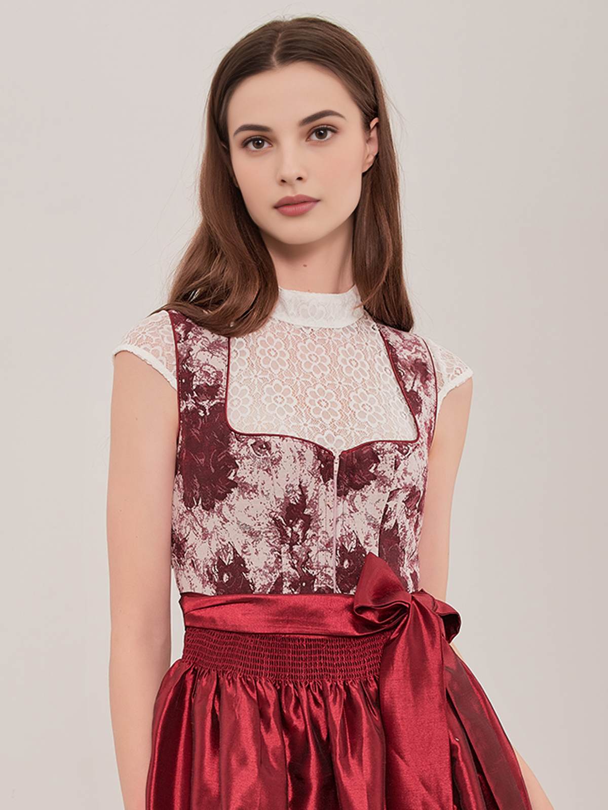 Dunkelblaues Samt-Dirndl mit traditioneller Stickerei