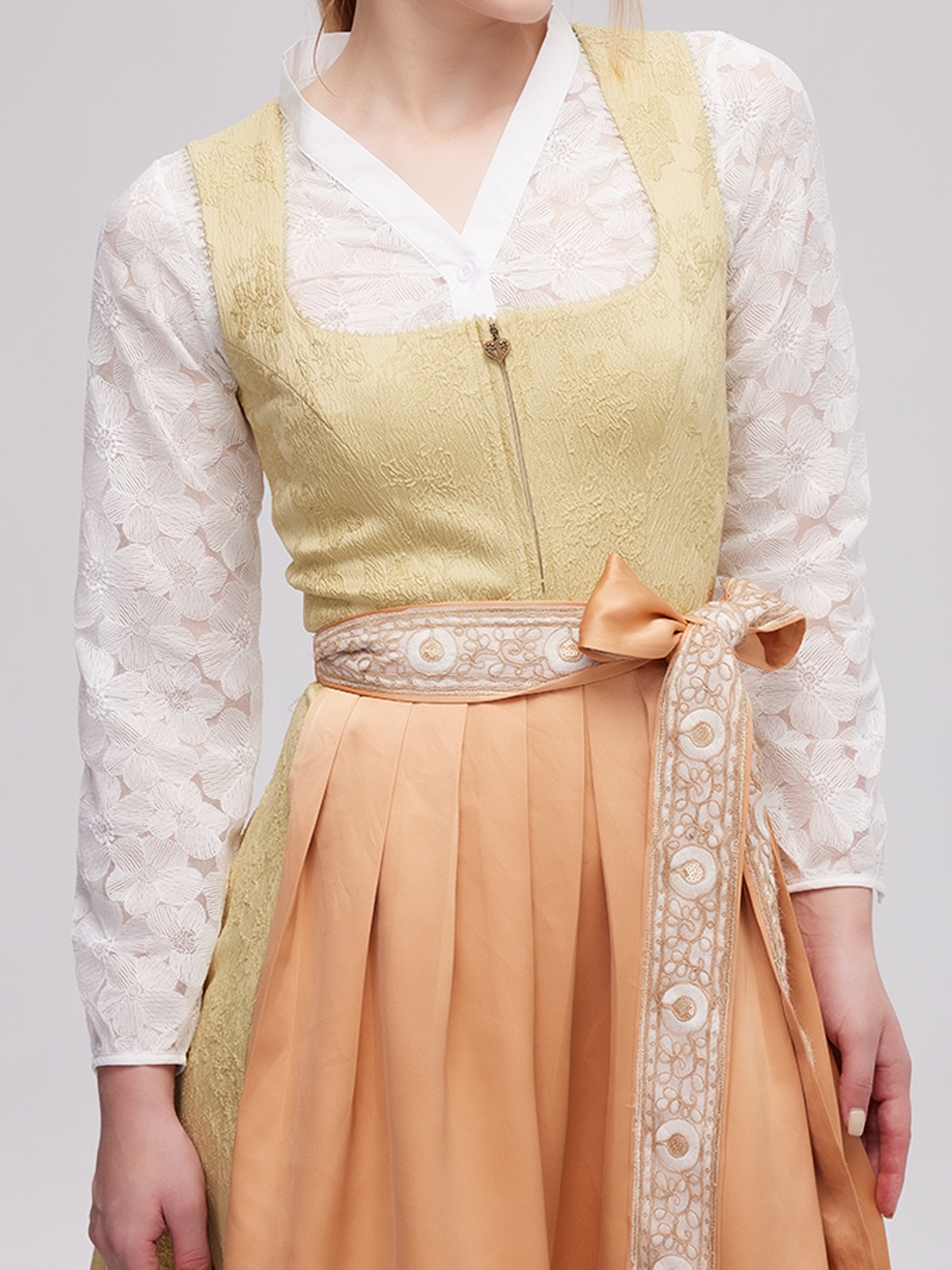 Modernes Dirndl in Gelb