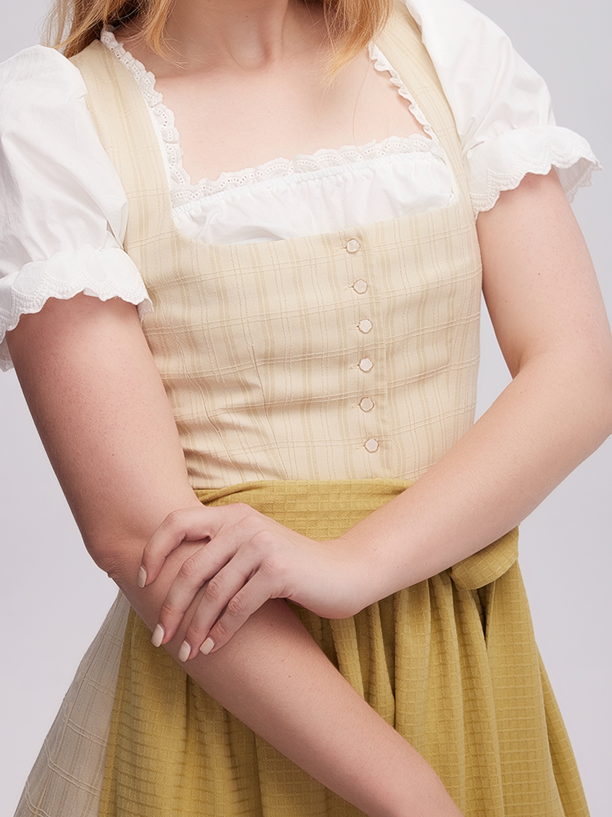 Dirndl in Grün mit schwarzer Bluse