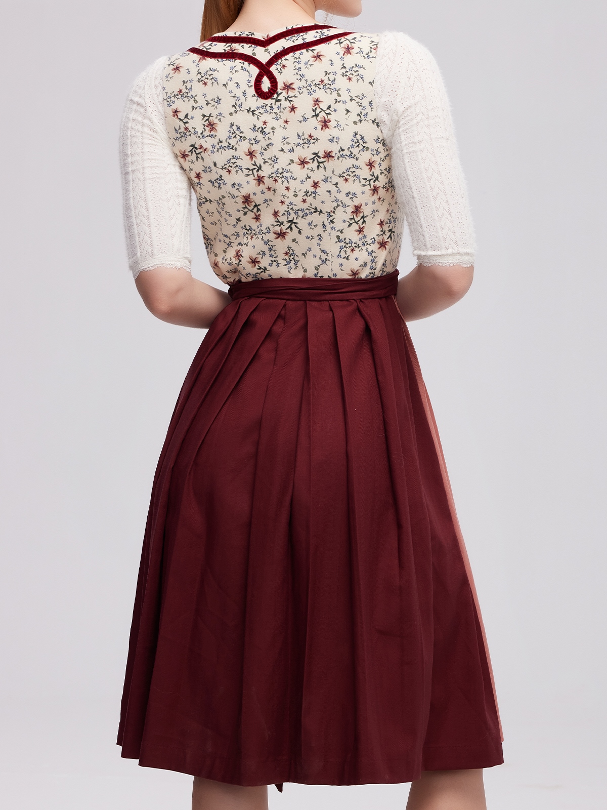Modernes Dirndl in samtigem Hellblau