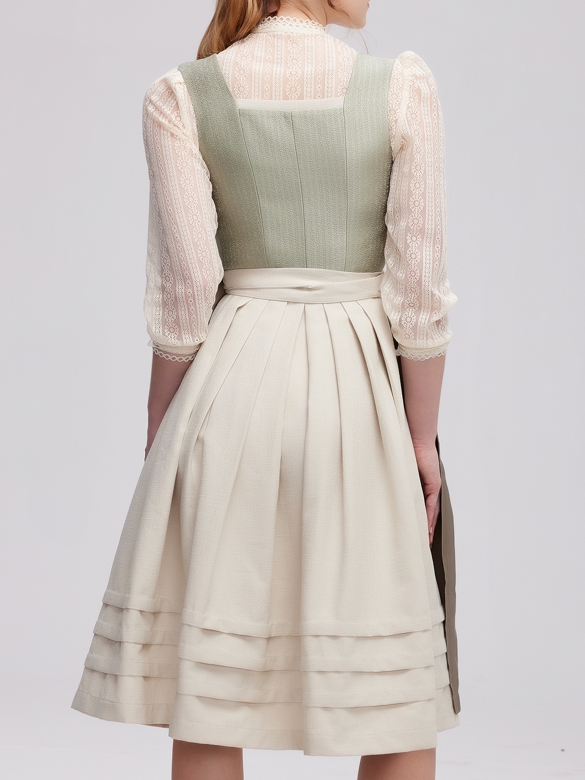 Modernes grünes Dirndl mit traditionellen Elementen
