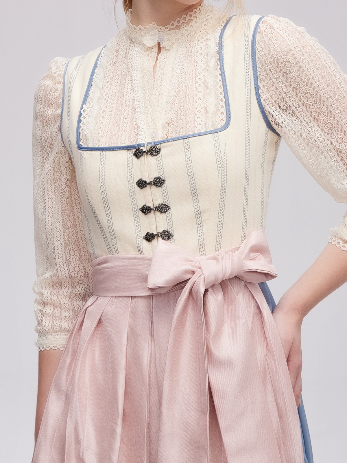 Modernes Beige-Dirndl mit schlichter Eleganz