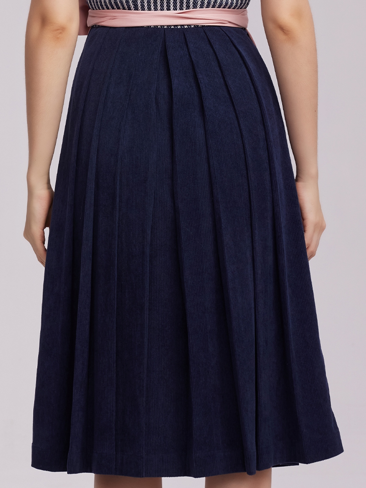Graues Dirndl mit blauen Akzenten