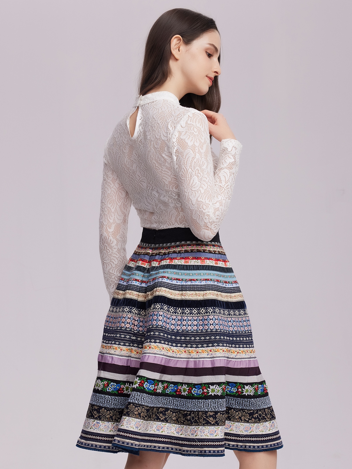 Ein elegantes grünes Dirndl mit floralen Details