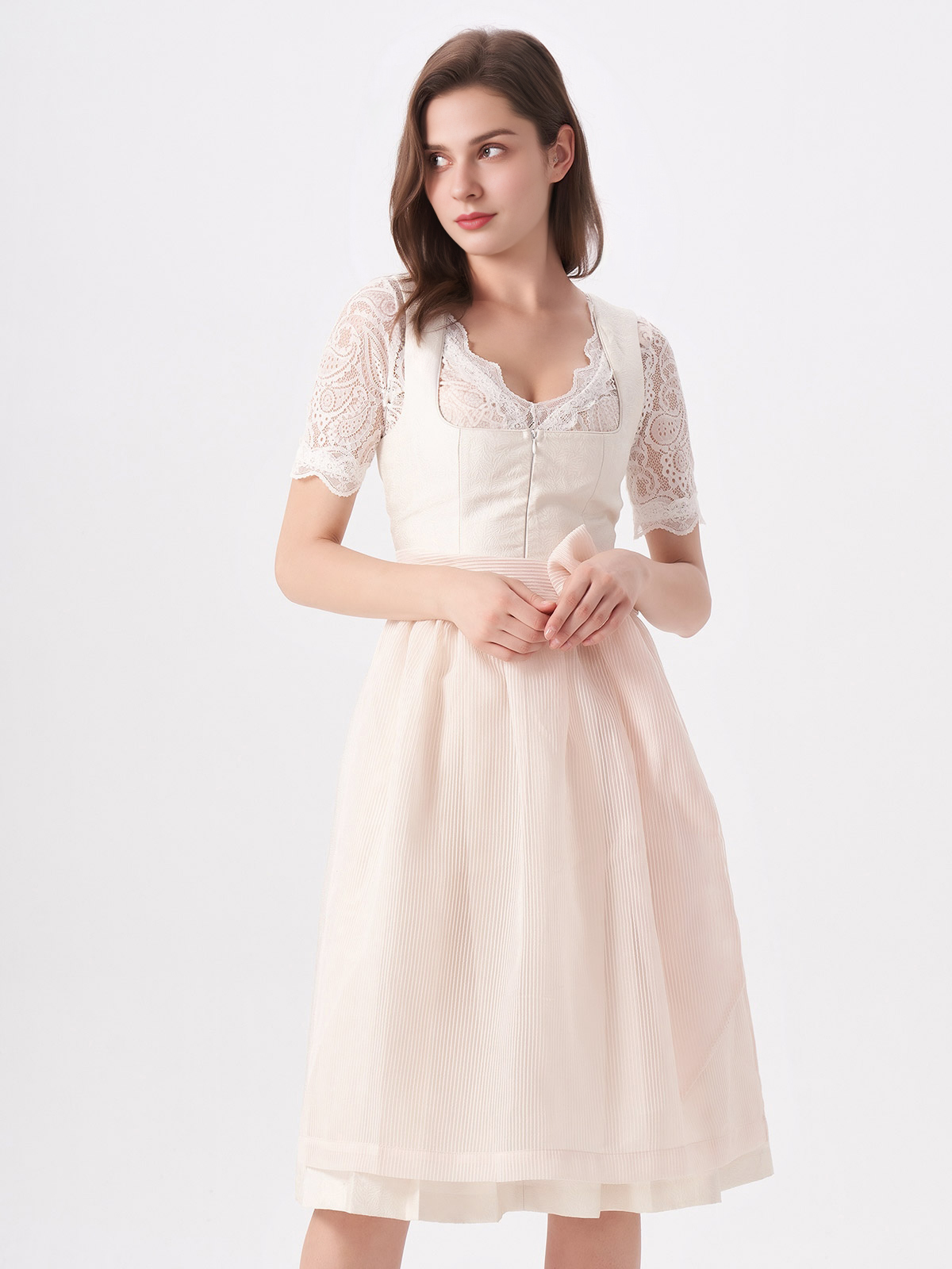 Elegantes Dirndl unifarben in Beige – perfekt für klassische und moderne Trägerinnen.
