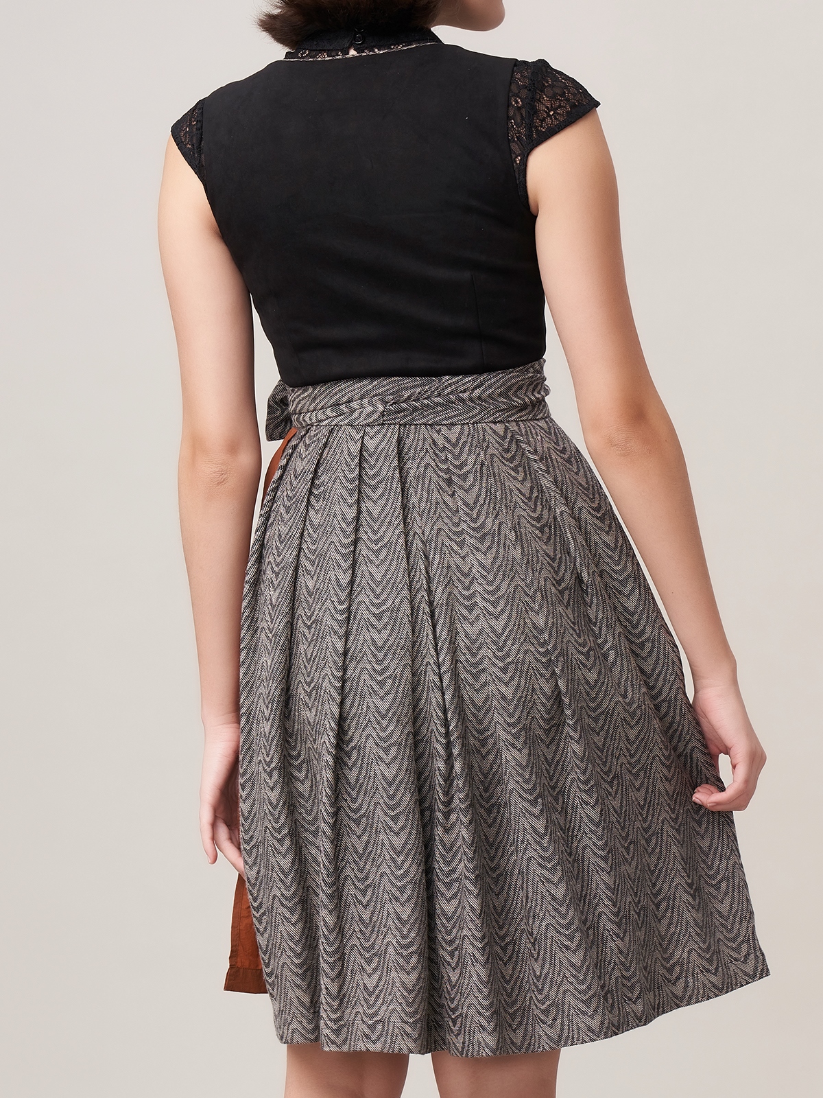 Kurzes schwarzes Dirndl mit modernem Schnitt