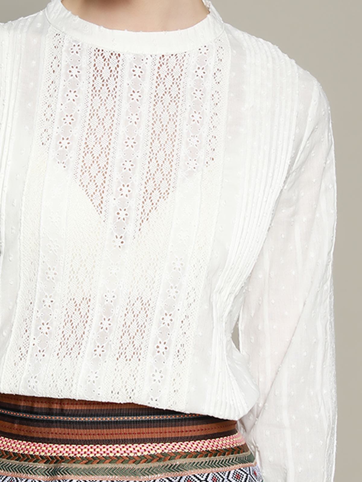 Modernes Dirndl mit weißer Bluse