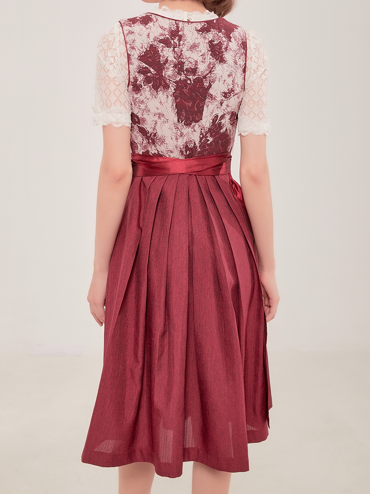 Dirndl in Rot – Eleganz und Tradition vereint