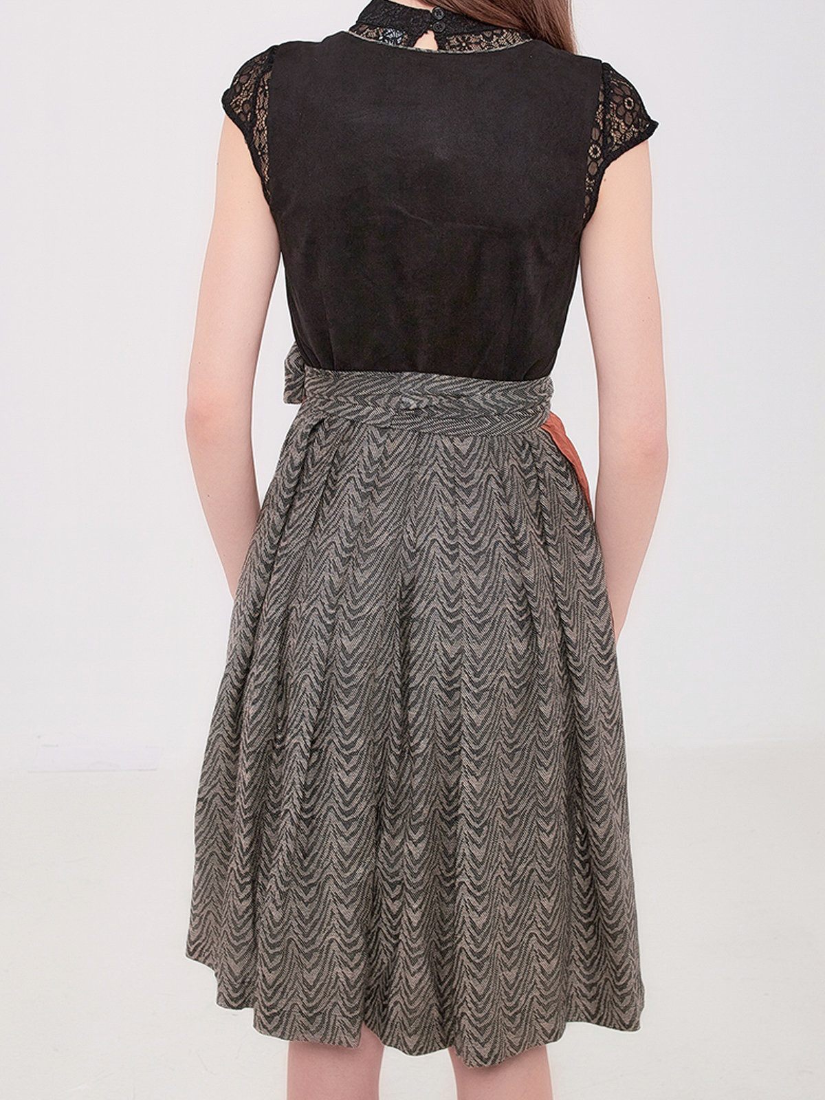 Schwarze Dirndlbluse mit modernem Schnitt