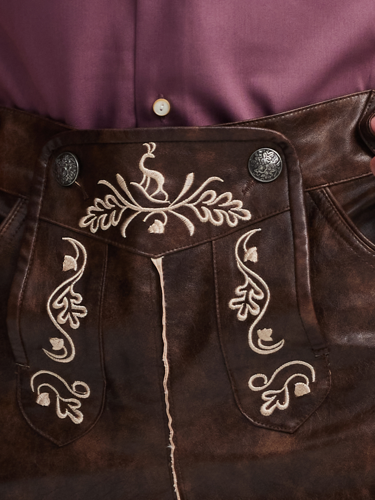 Dirndl in Braun mit traditionellem Design