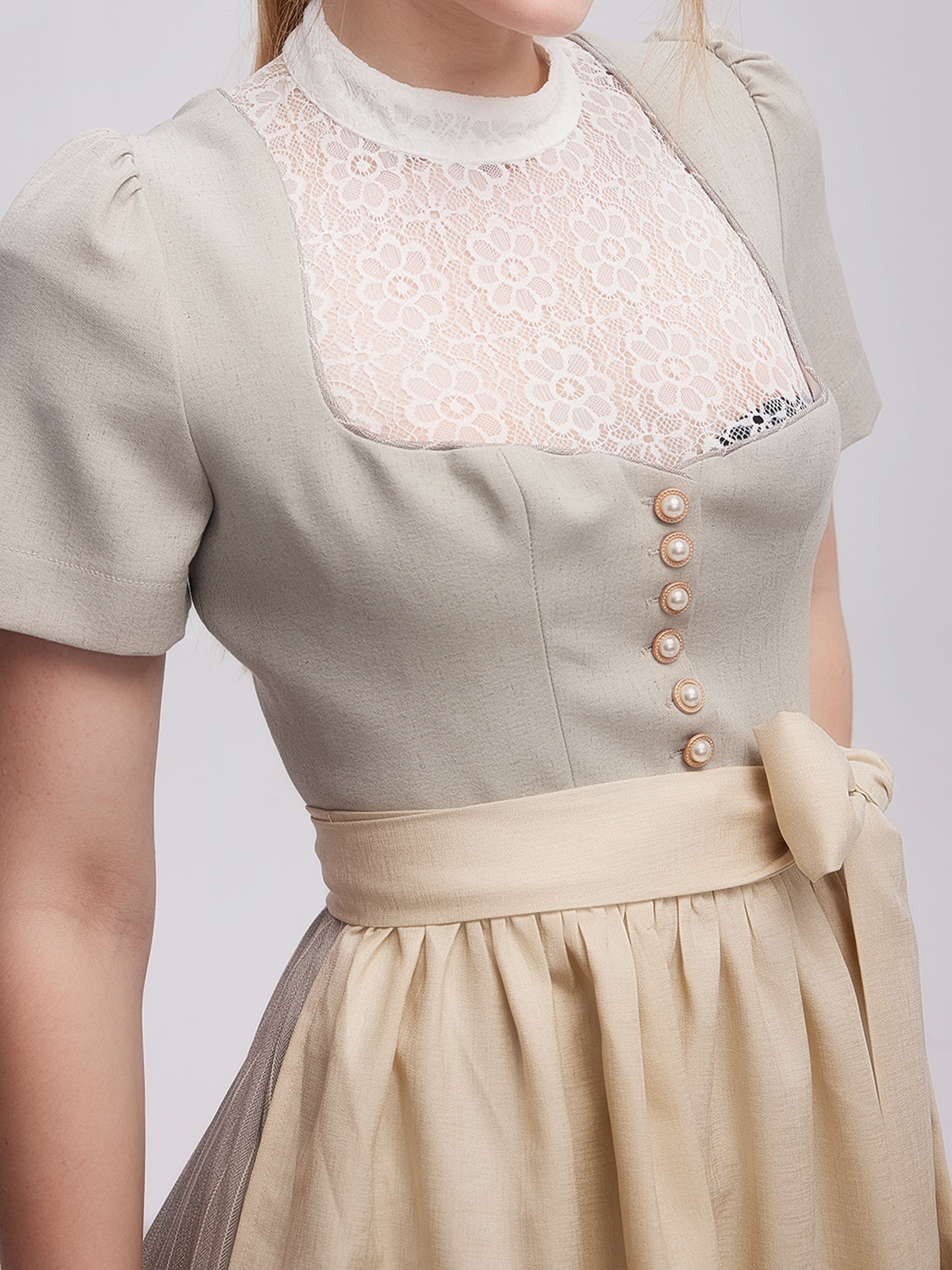 Dirndl in hellblauem Samt