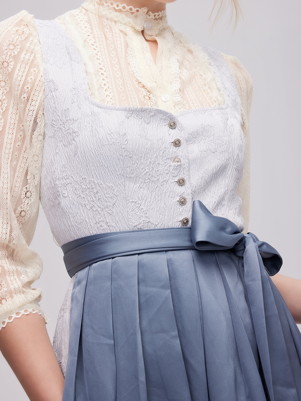Dirndl Gelb in strahlender Eleganz