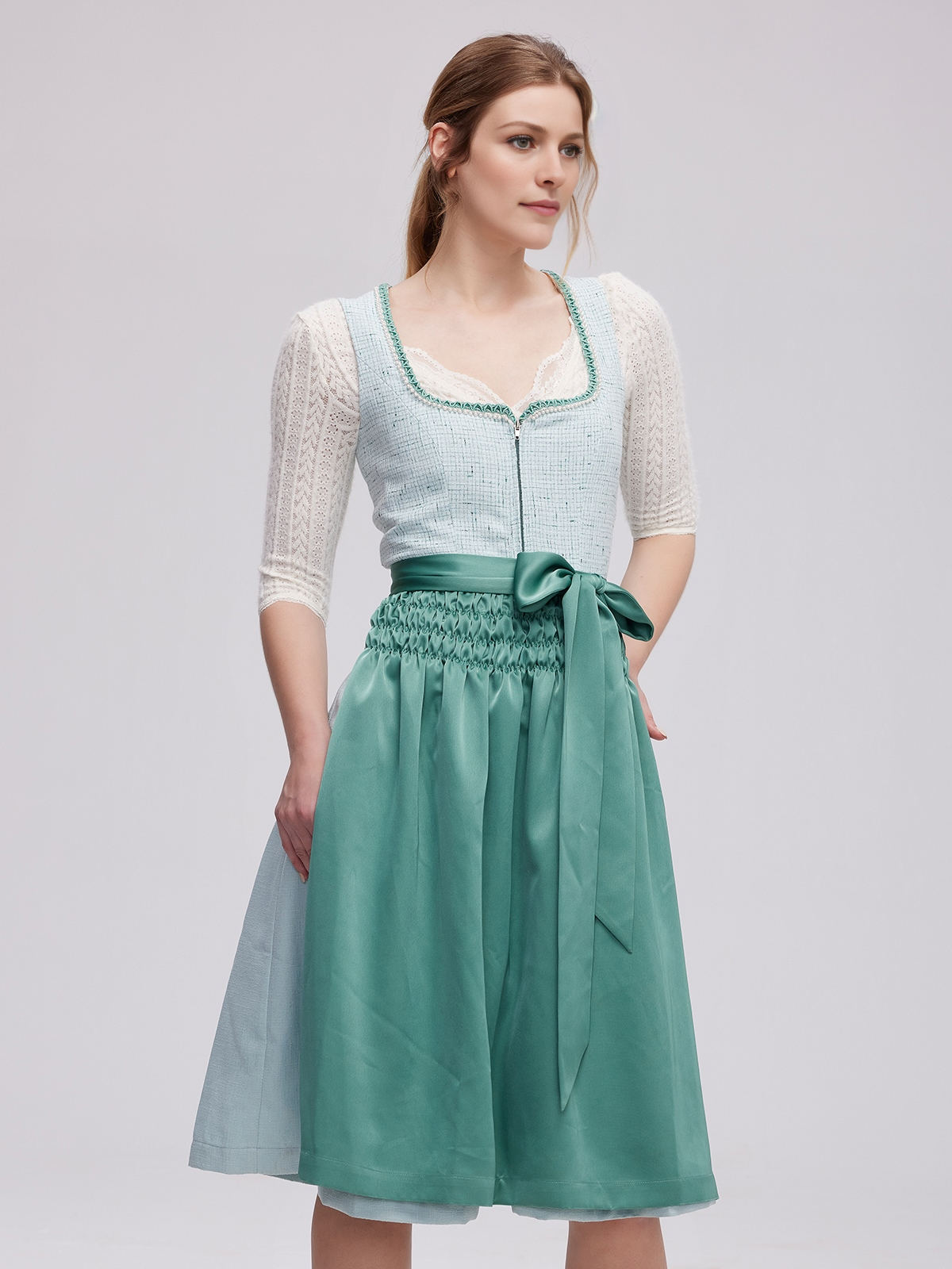 Moderne Dirndlbluse in Grün