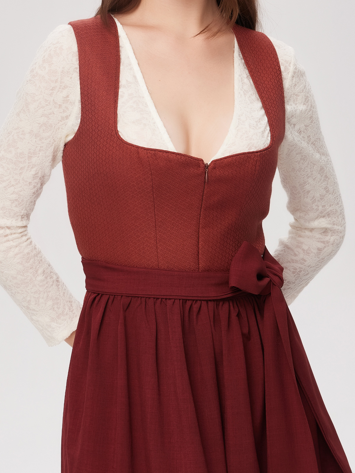 Schwarzes Dirndl mit roter Schürze