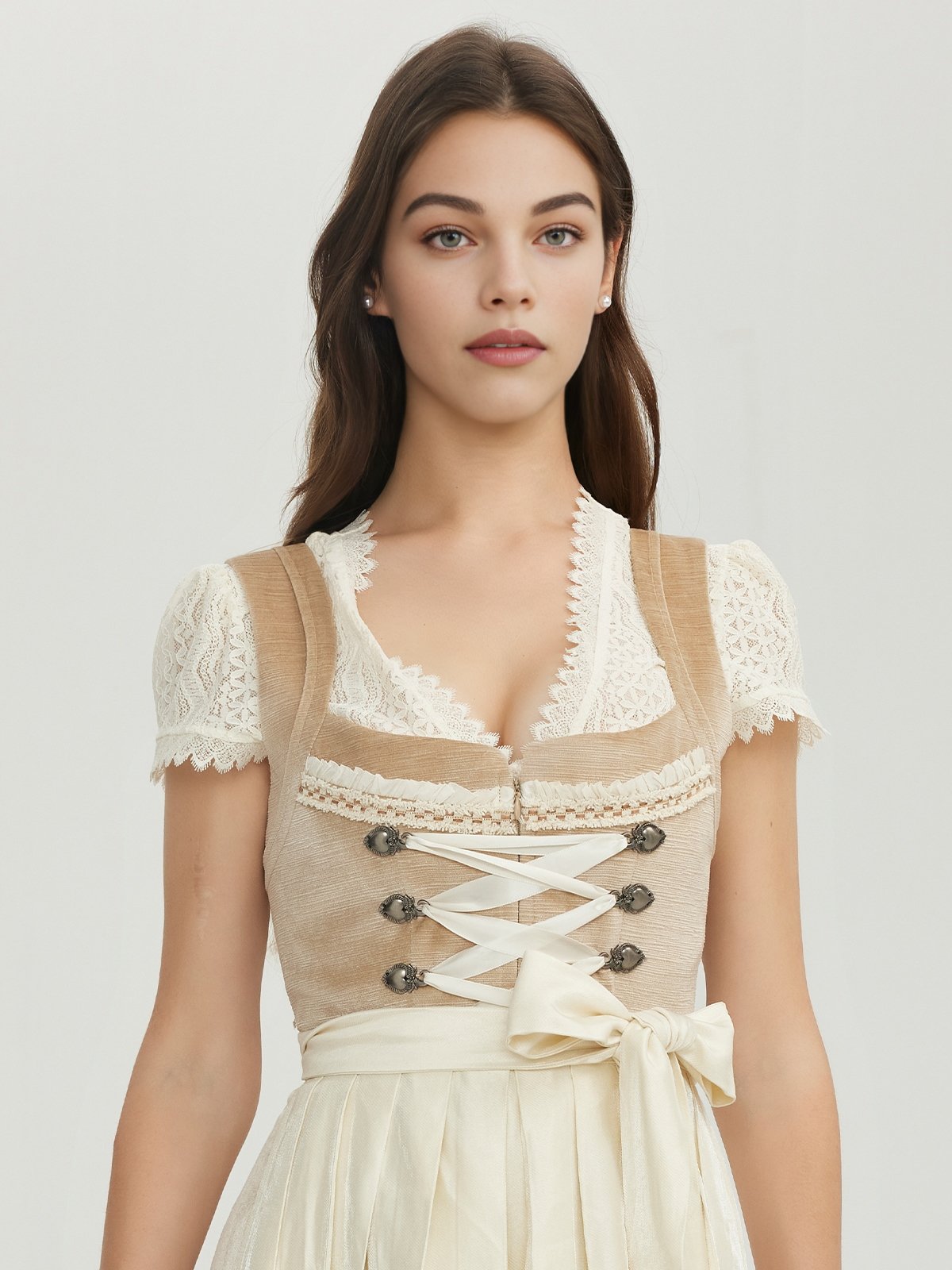 Modernes Dirndl in Braun mit schmeichelhaftem Schnitt