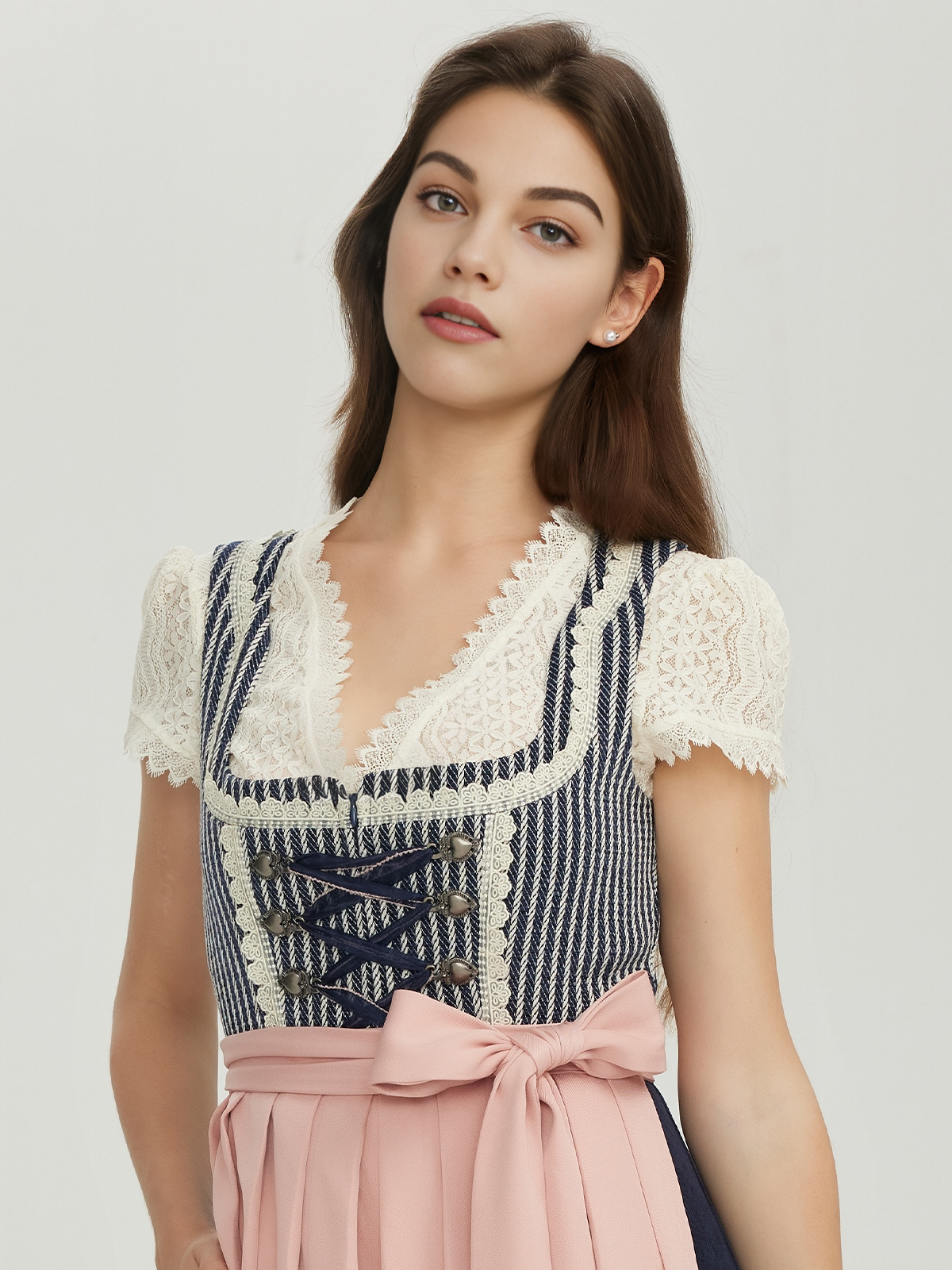 Dirndl mit Blumen in Blau