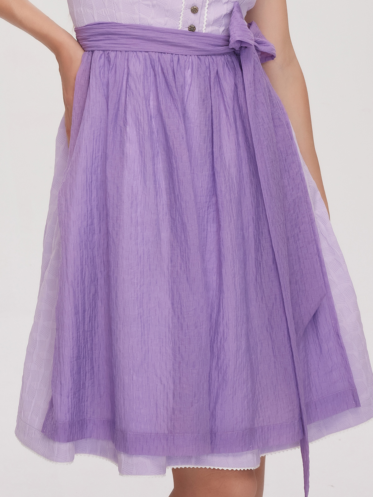 Ein atemberaubendes lila Zissi-Dirndl mit raffinierten Details