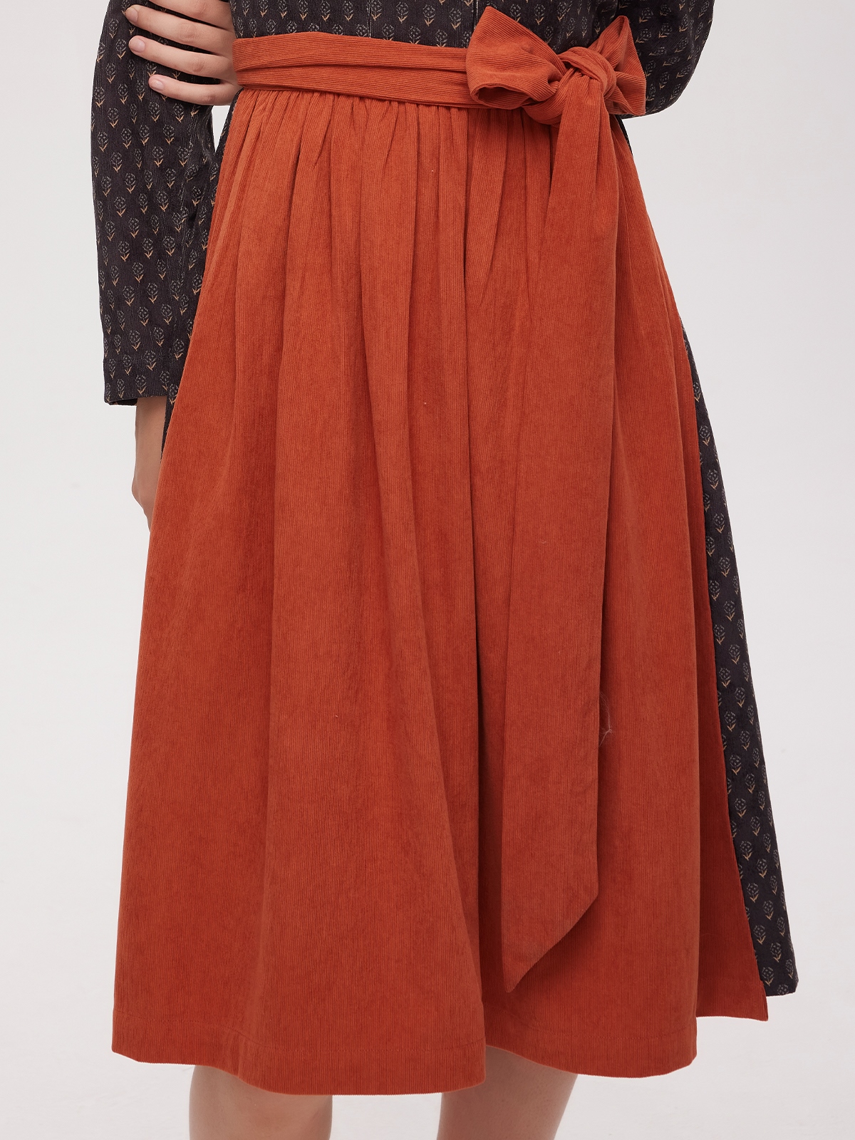 Schwarzes Dirndl mit eleganter Bluse