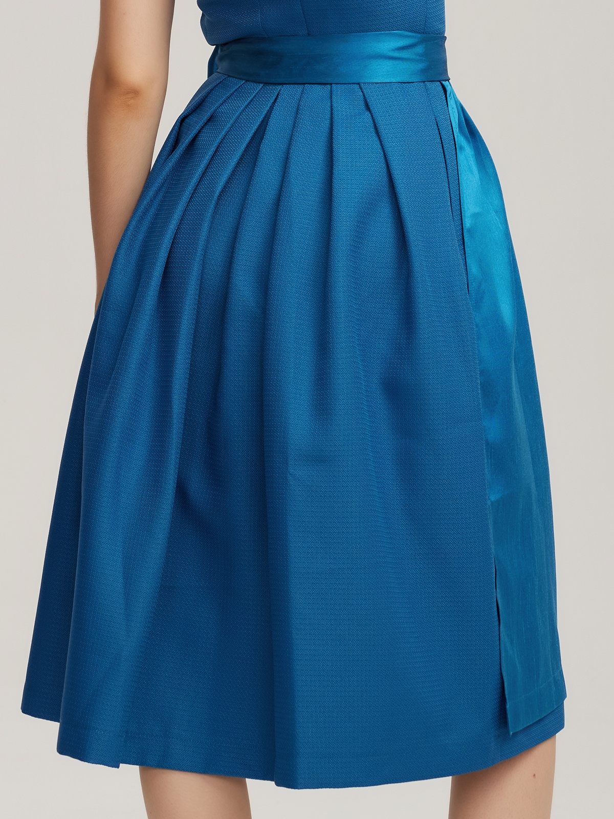 Dirndl in Blau mit traditioneller Stickerei