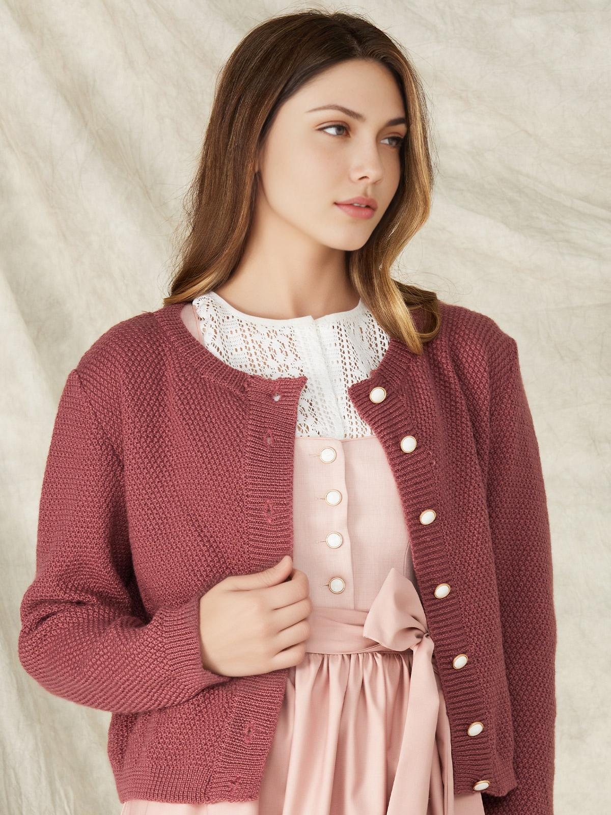 Dirndl rot schwarz midi in eleganter Midi-Länge