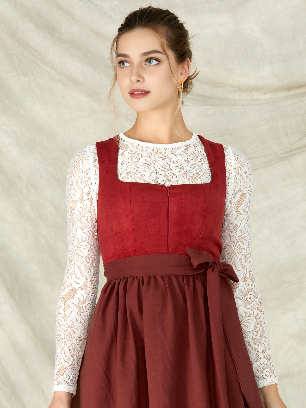 Dirndl hochgeschlossen blau – Tradition und Moderne vereint