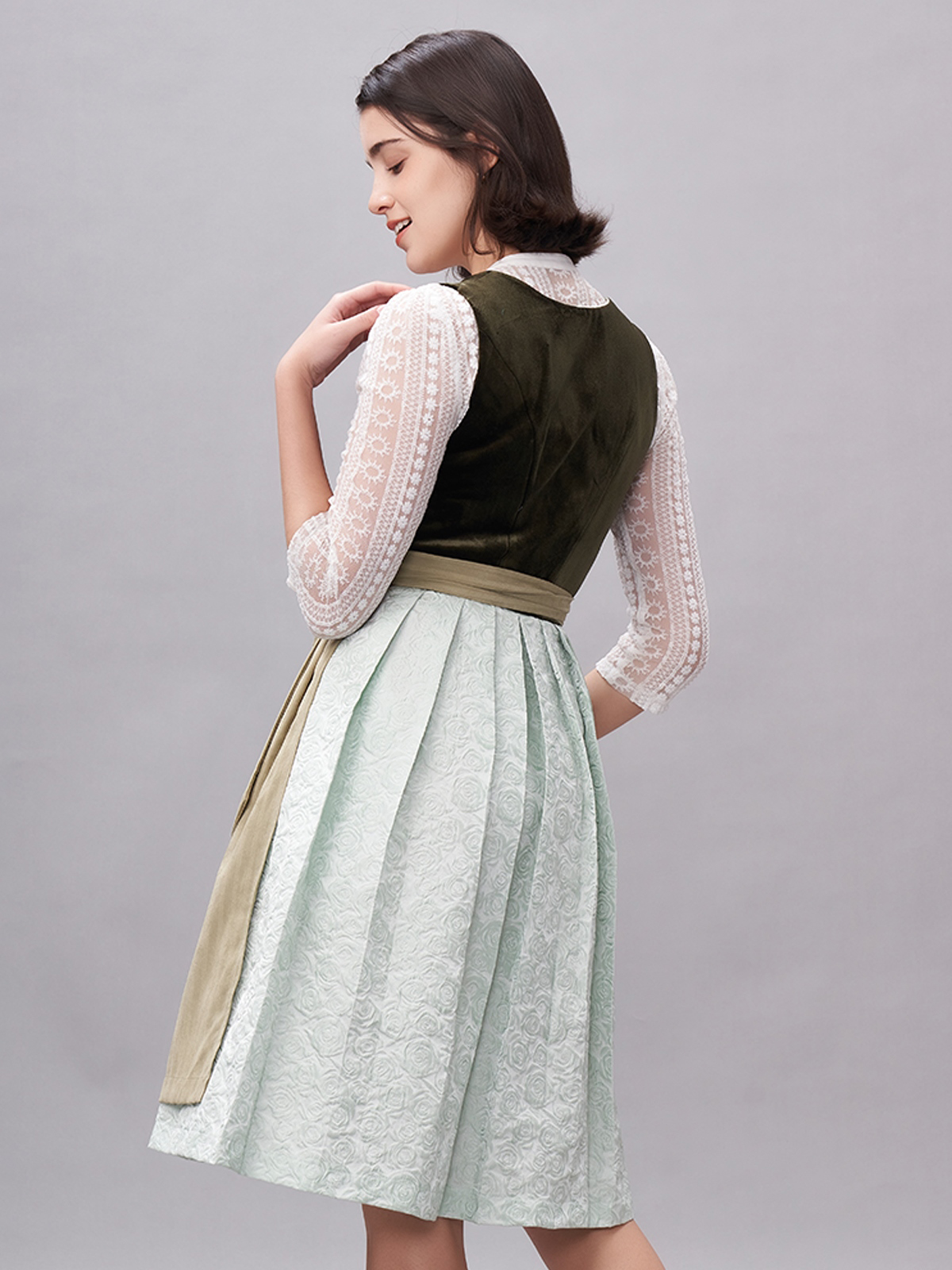 Ein elegantes grünes Dirndl in natürlicher Umgebung