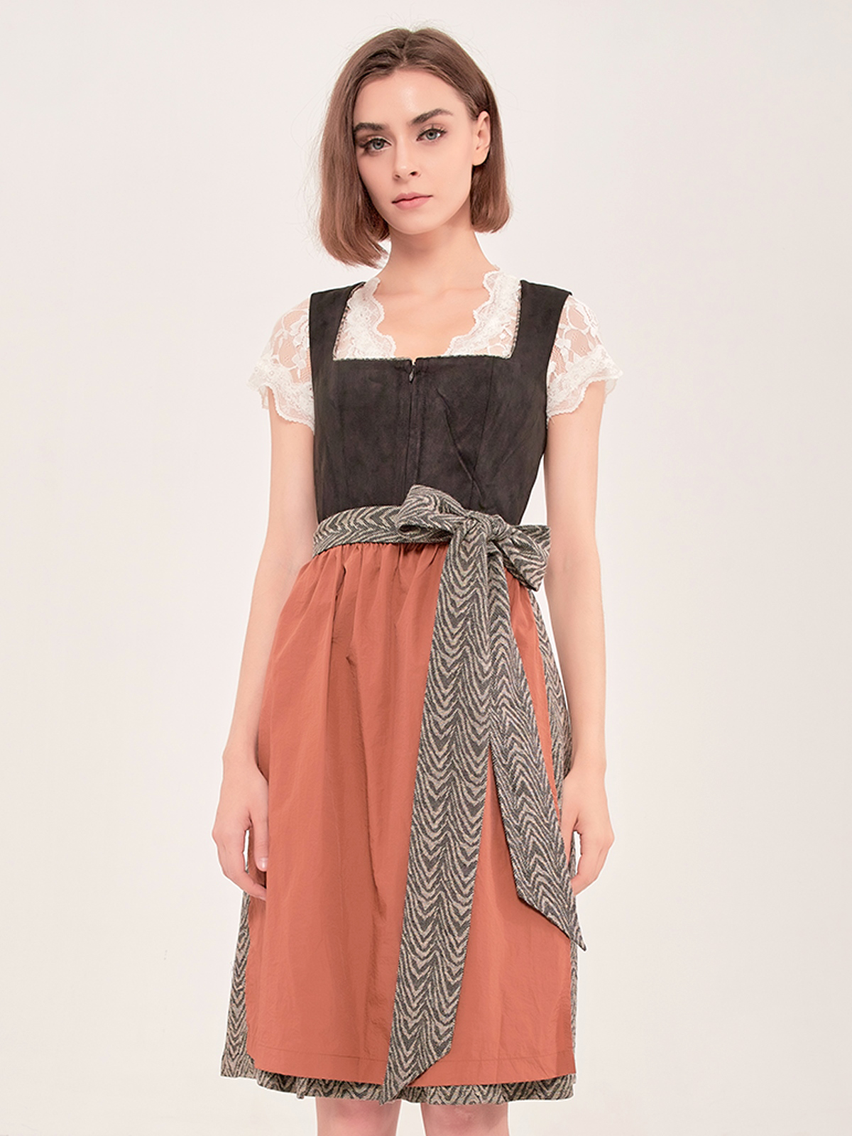 Modernes Dirndl in Schwarz mit langärmeliger Bluse