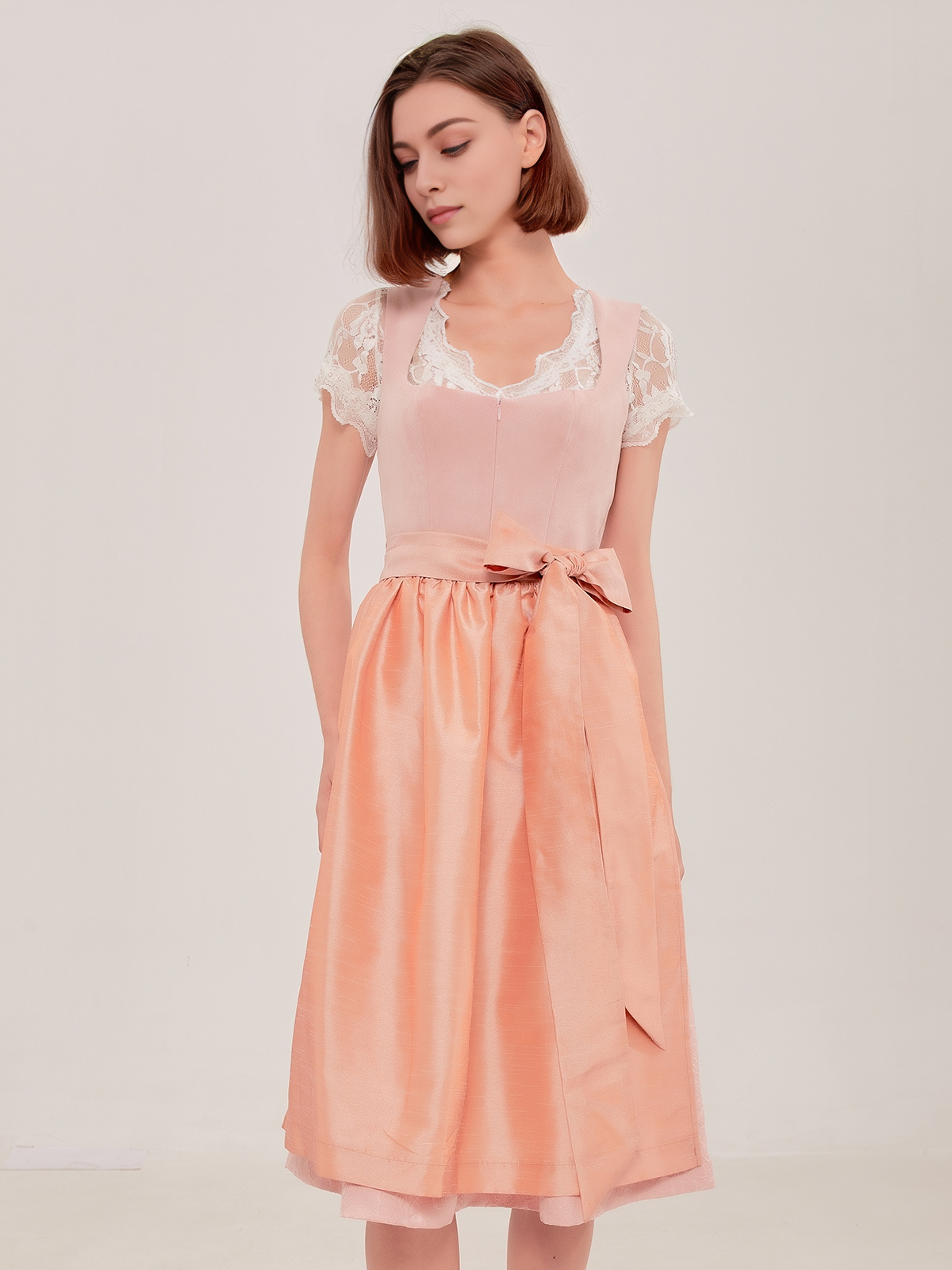 Dirndl in Dusty Orange – perfekt für jeden Typ